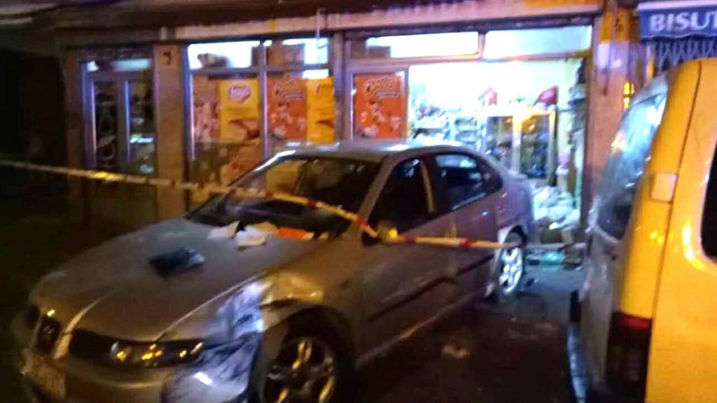 El coche se empotró contra el escaparate del local.