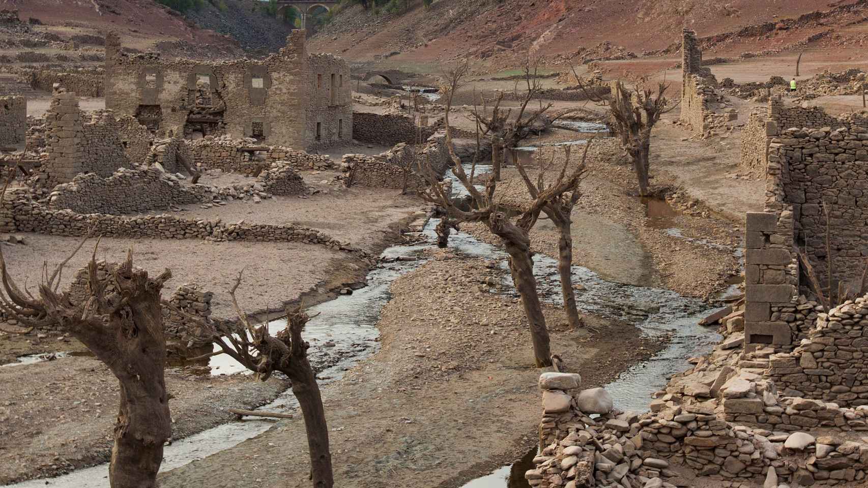 La sequía en el pantano de Mansilla ha hecho aflorar el pueblo sumergido.