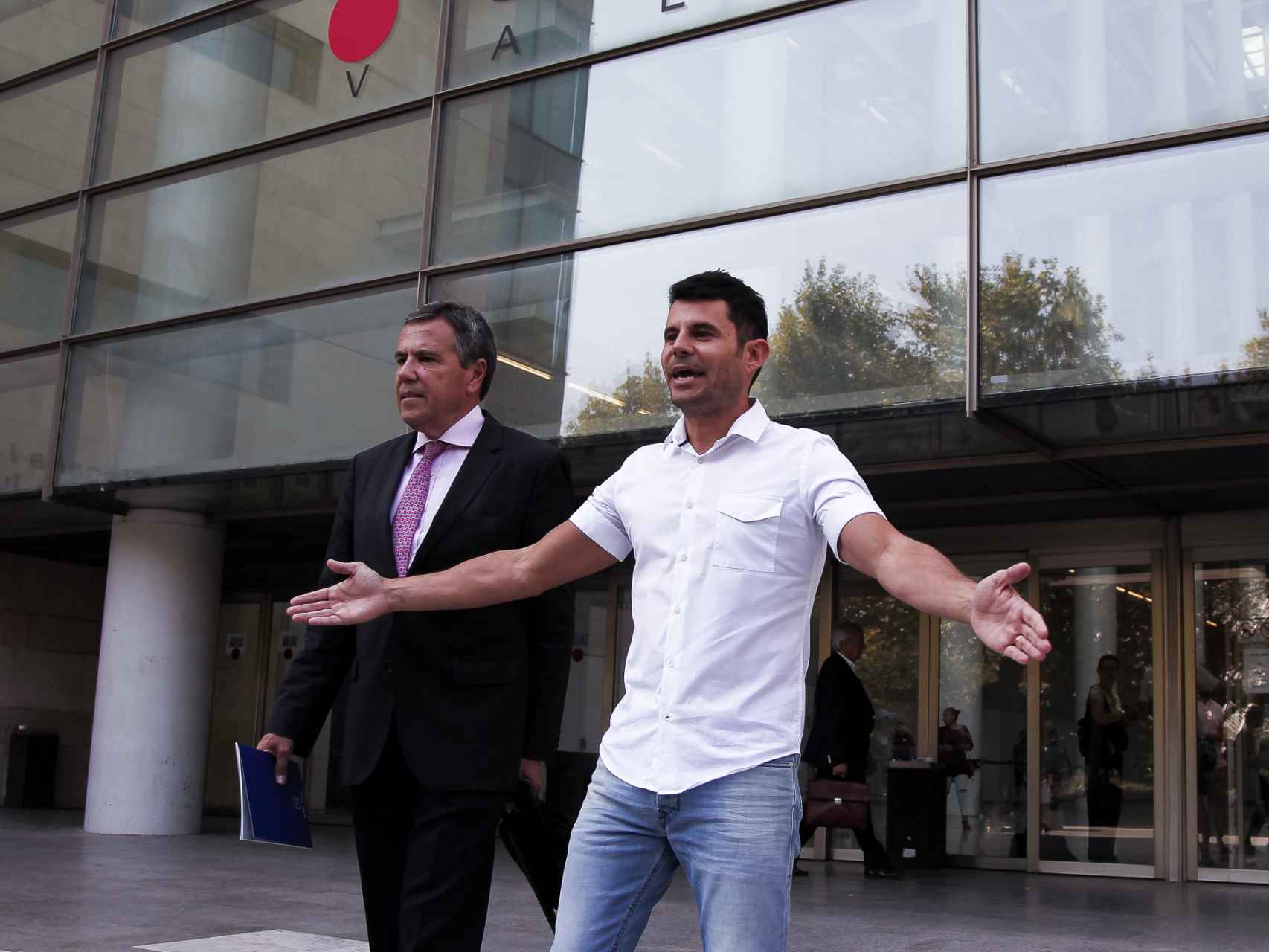 Javier Sánchez Santos, tras presentar la demanda de filiación en Valencia.