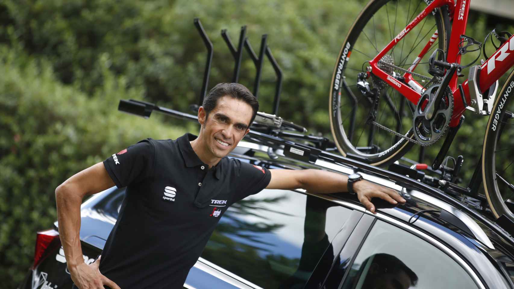 Alberto Contador posa tras su rueda de prensa de este lunes.