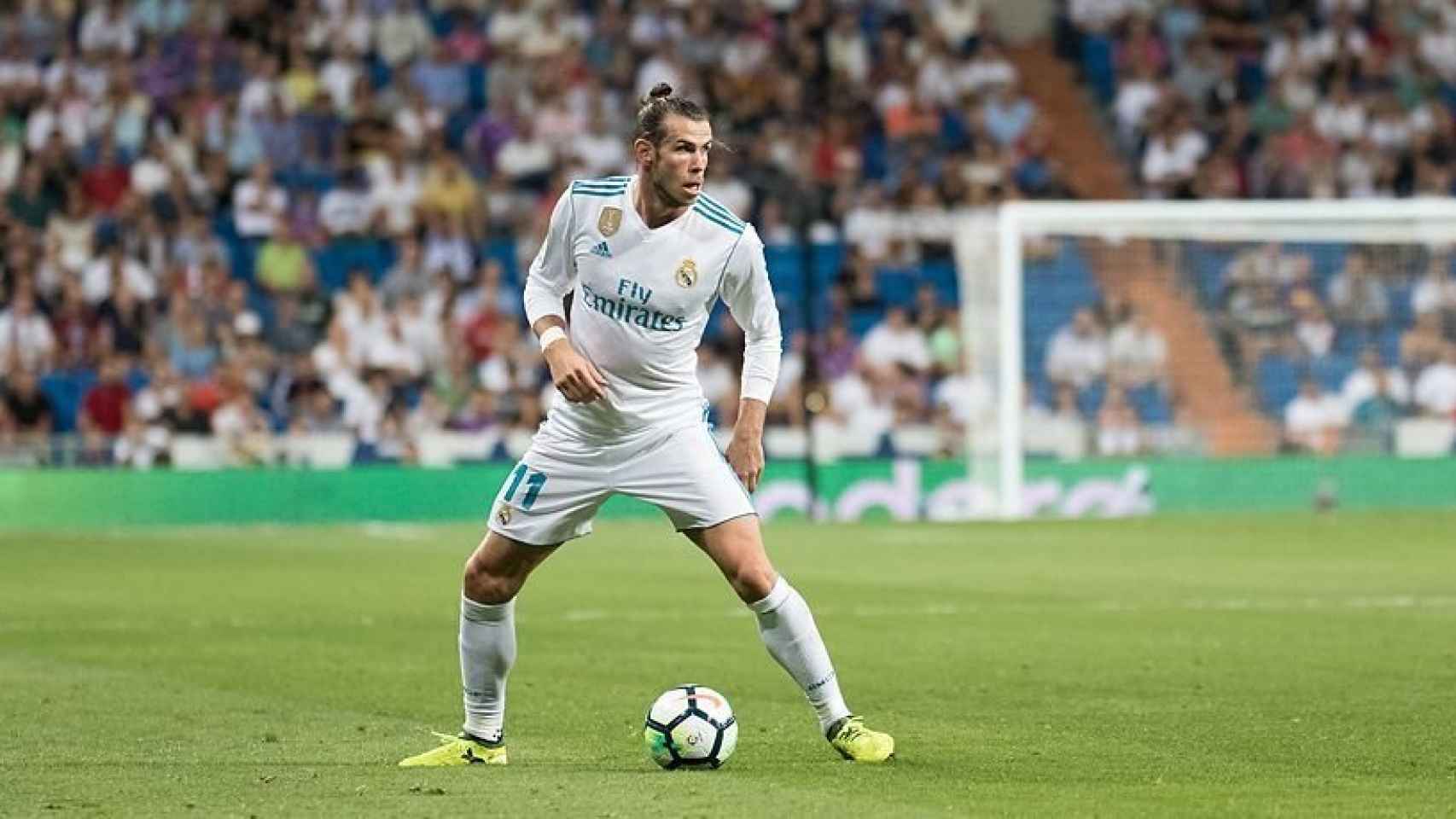 Bale controla el balón.  Foto: Pedro Rodríguez / El Bernabéu