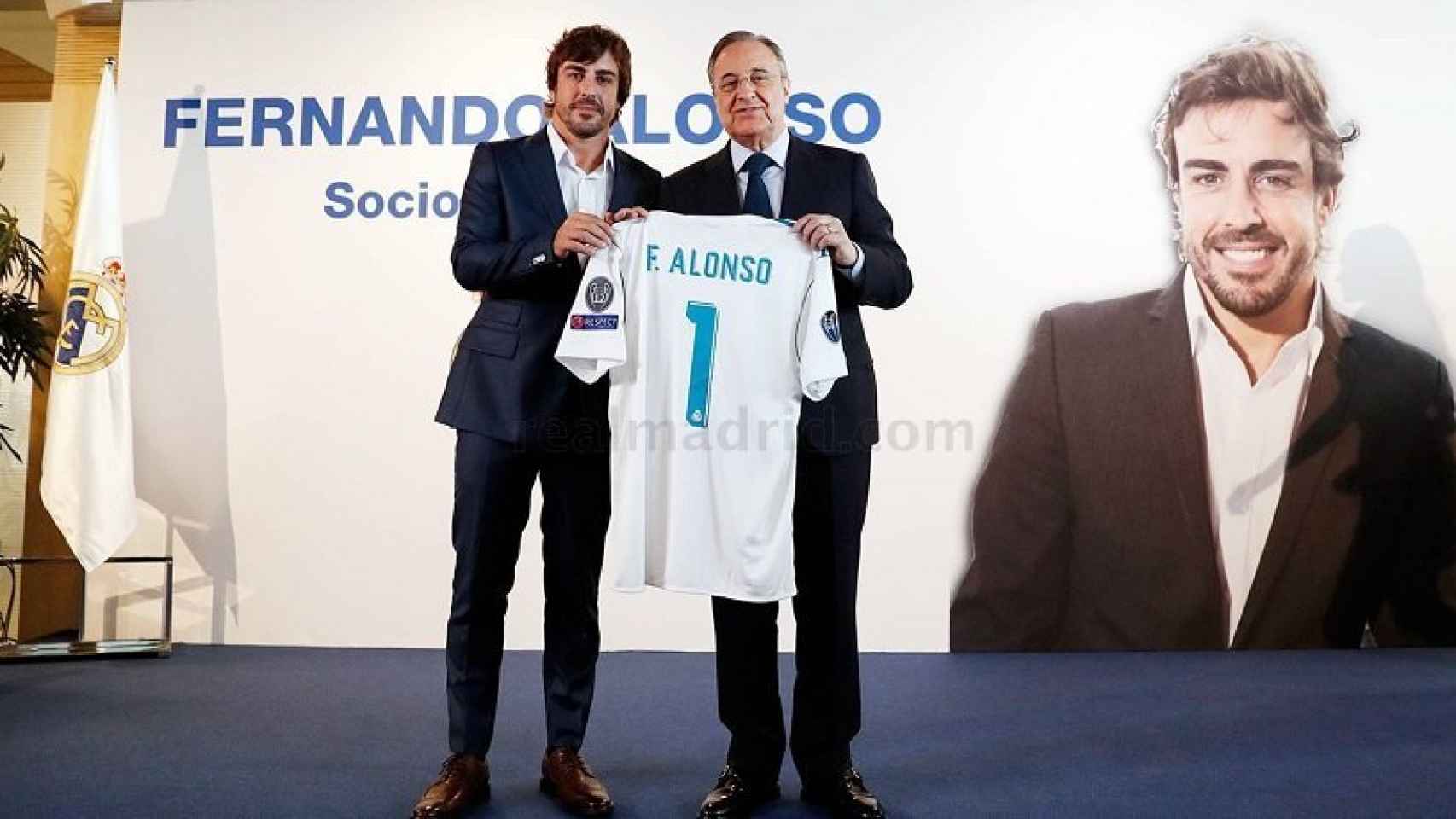 Fernando Alonso y Florentino Pérez posan en el palco de honor