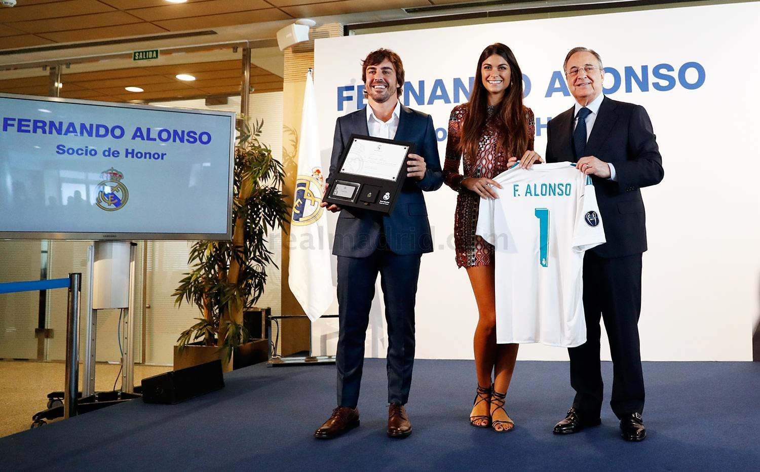 Fernando Alonso, acompañado por Linda Morselli y Florentino Pérez