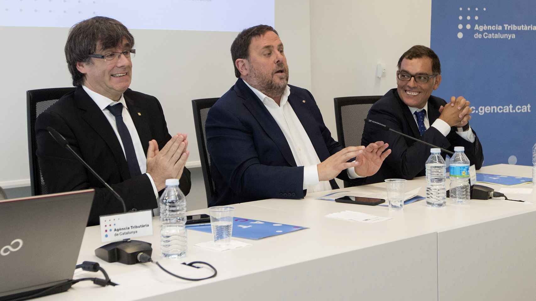 Carles Puigdemont , Oriol Junqueras y Eduard Vilà durante la rueda de prensa del despliegue de la Agencia Tributaria de Cataluña