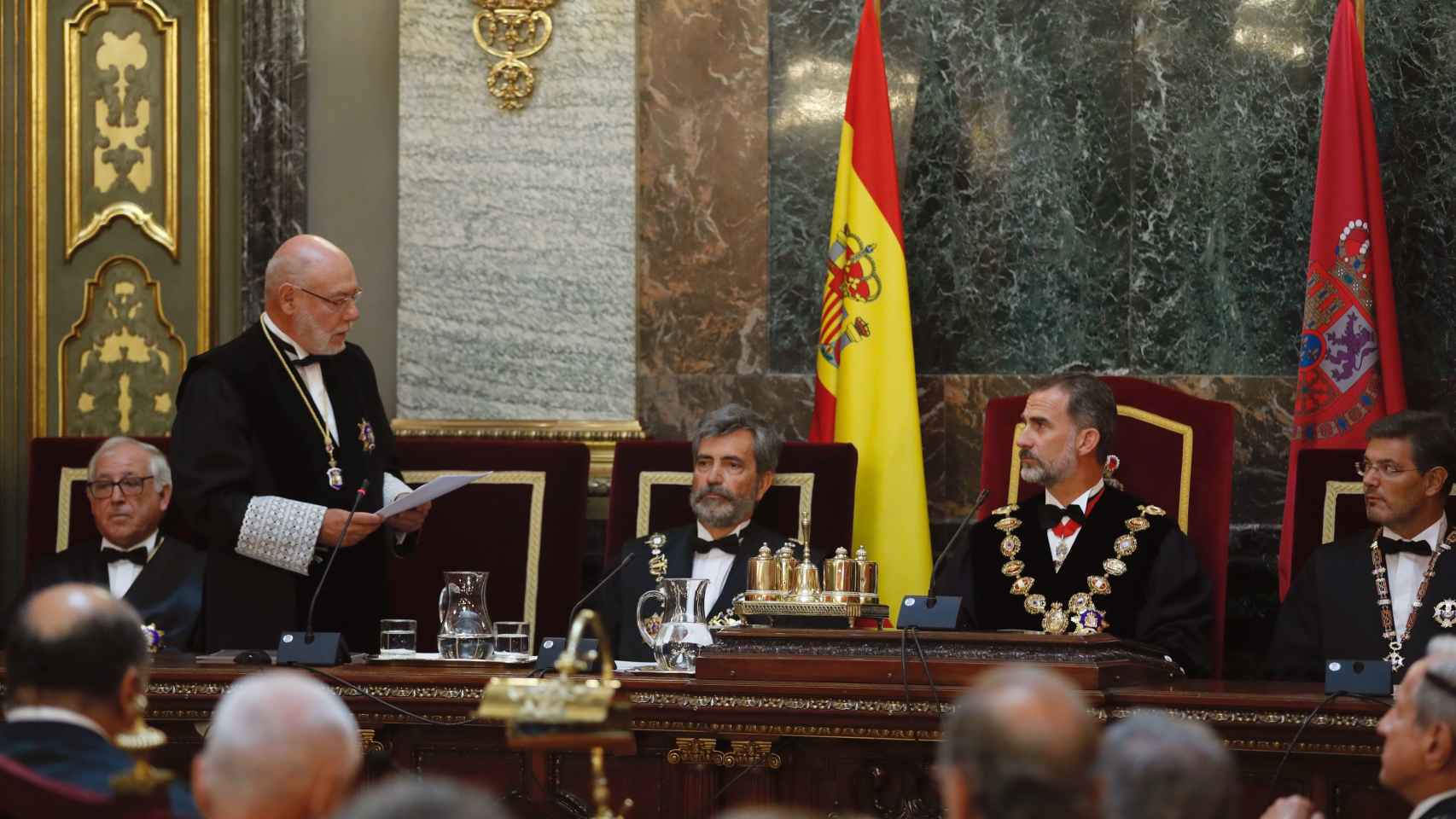 El fiscal general del Estado, José Manuel Maza (i), pronuncia su discurso durante la solemne sesión de apertura del año judicial 2017/2018 presidida por el rey Felipe VI.