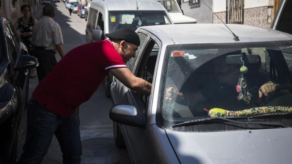 Bódalo es saludado por los vecinos de su pueblo durante su permiso