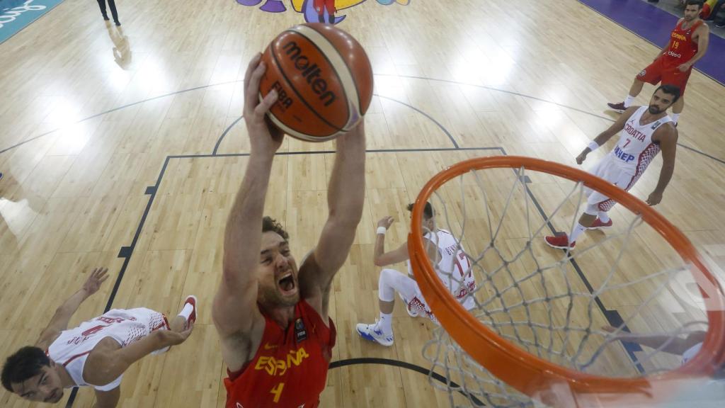 Pau Gasol a punto de encestar contra Croacia.