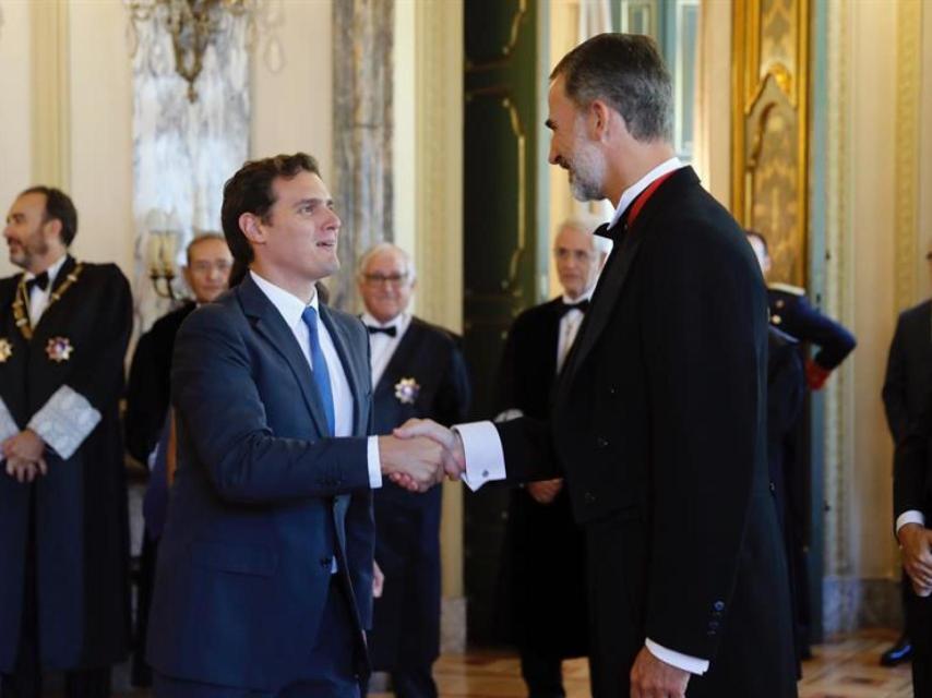 Felipe VI saluda a Rivera en la apertura del año judicial.
