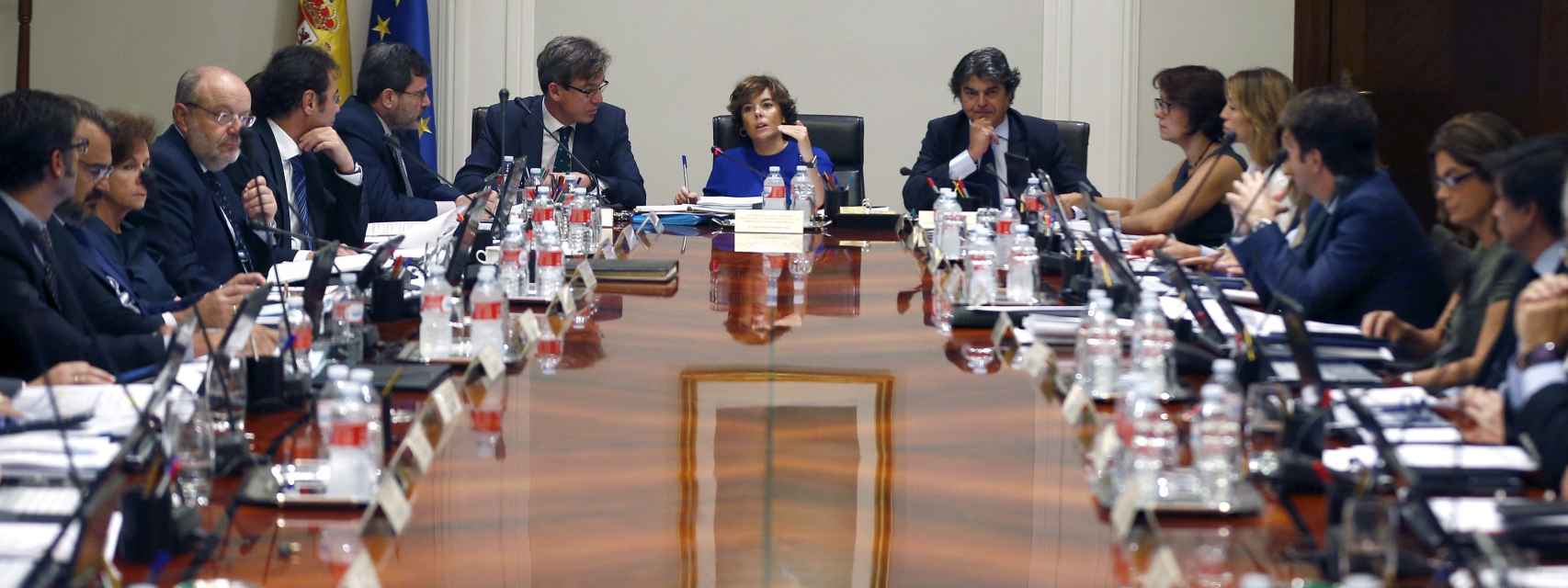 Santamaría prepara la respuesta al Parlament con los secretarios de Estado