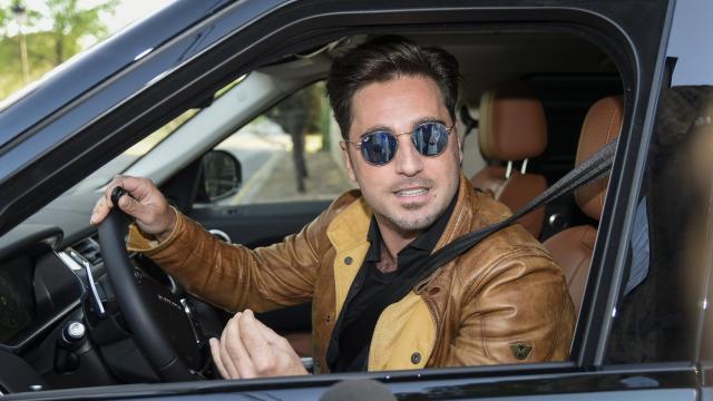 David Bustamante a la entrada de su casa.