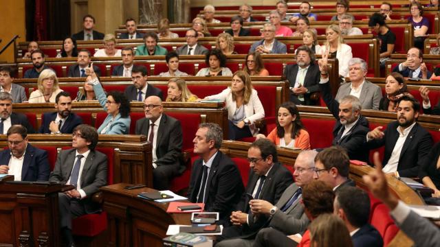 El pleno del Parlament vota en medio de las protestas de algunos diputados