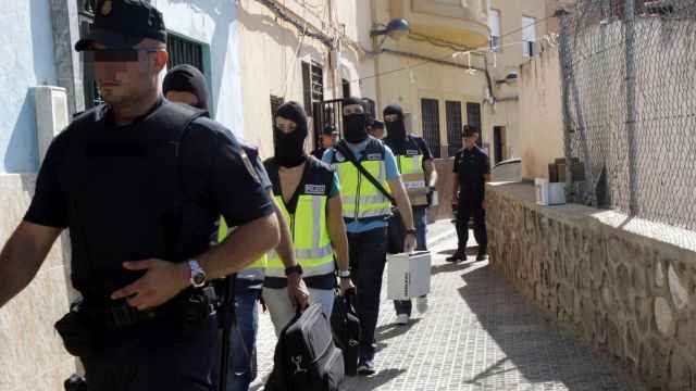 Agentes de la Policía Nacional tras registrar uno de los domicilios en Melilla.
