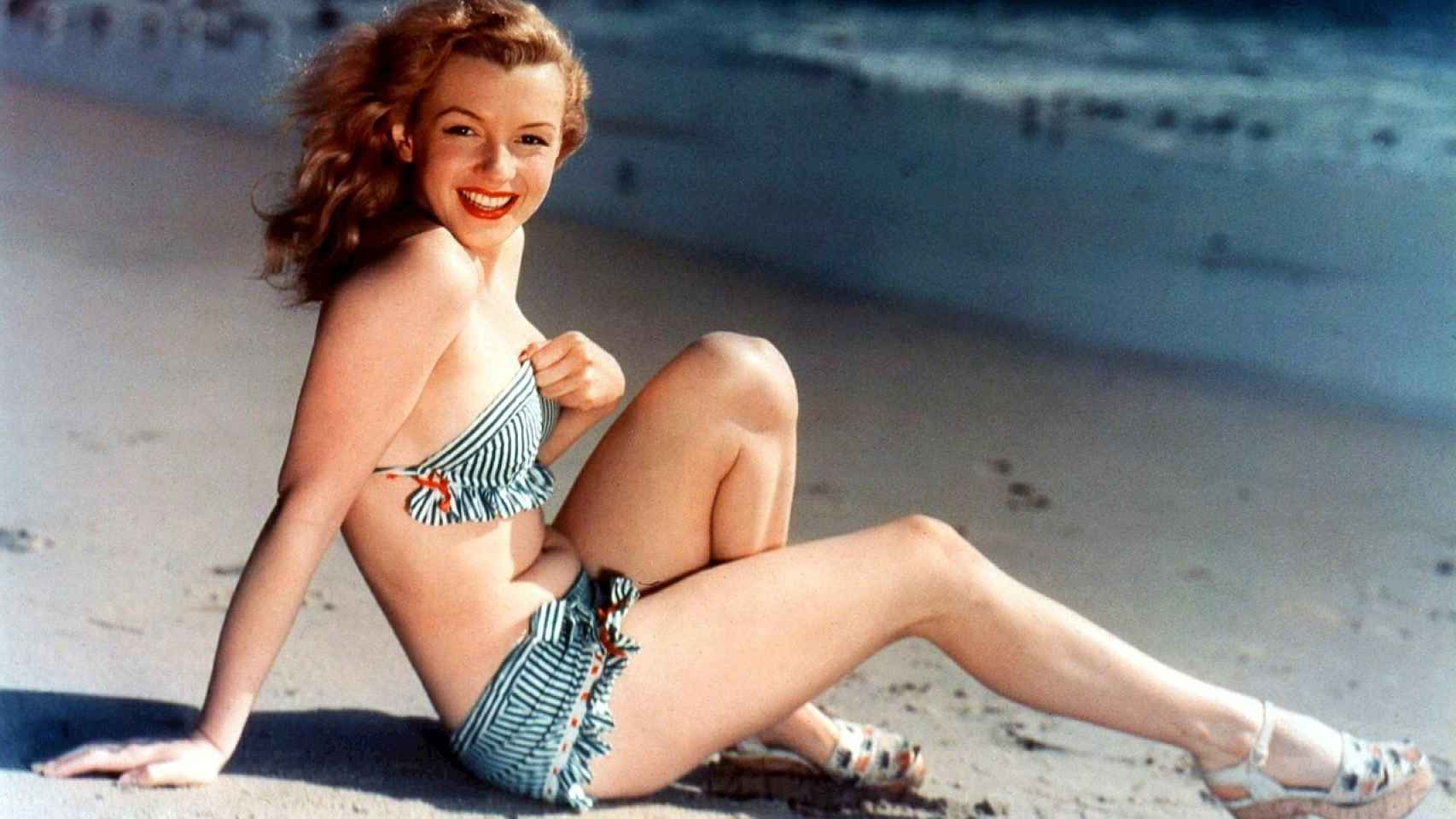 Marilyn Monroe, ícono de moda del siglo XX, posando en bikini.