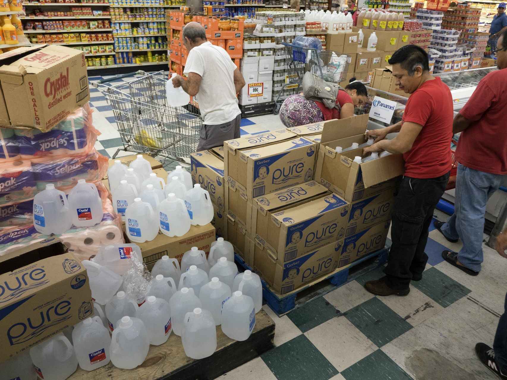 La ciudadanía de Miami compra provisiones de cara al huracán.