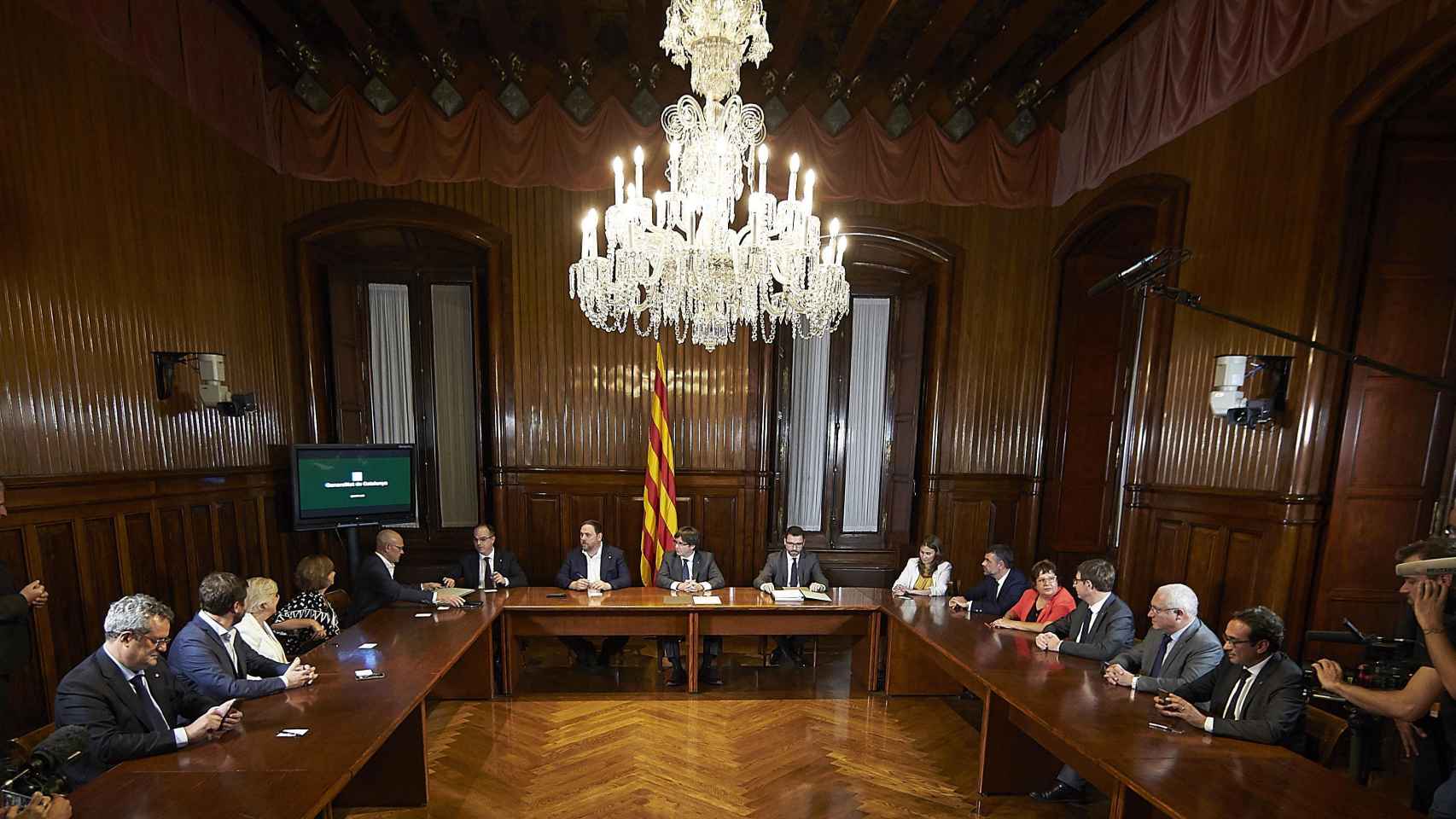 Puigdemont y Junqueras firman la convocatoria del referéndum.