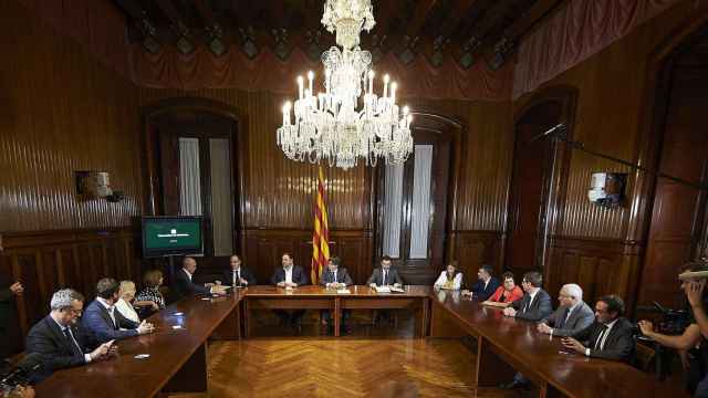 Puigdemont y Junqueras firman la convocatoria del referéndum.