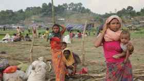 Miles de Rohinyás llegan a Bangladesh.