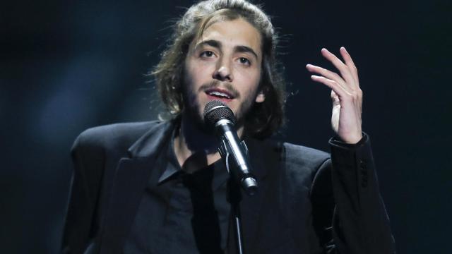 Salvador Sobral durante un concierto.