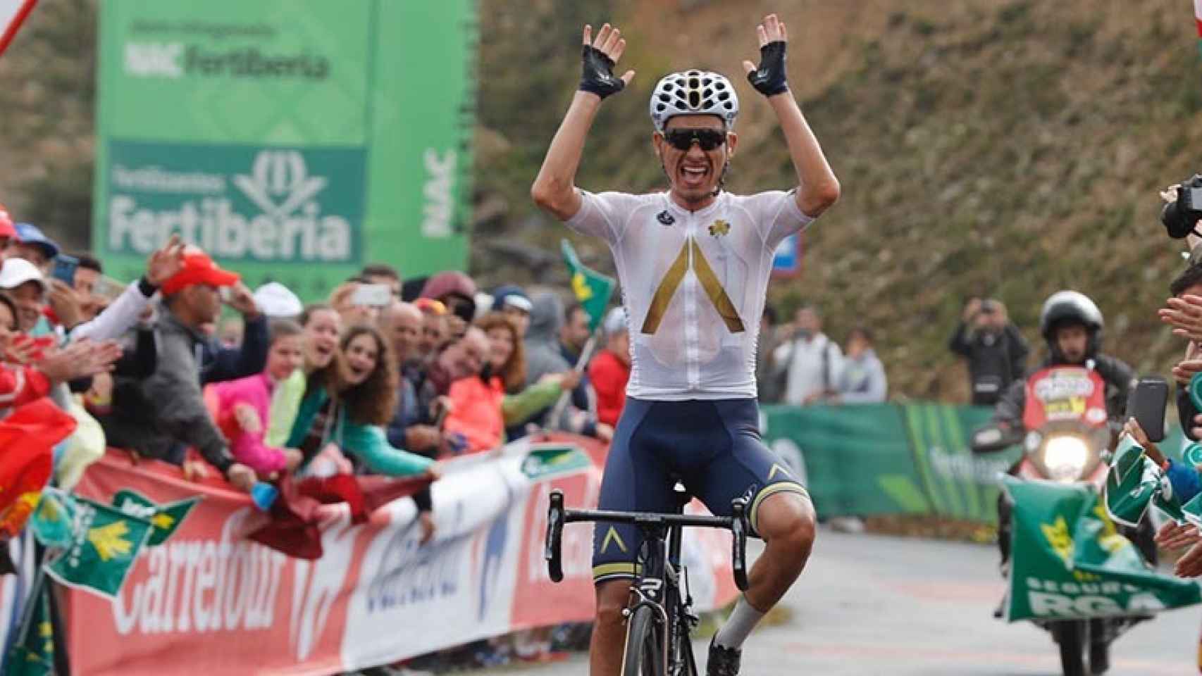 Stefan Denifl al imponerse en la 17ª etapa de la Vuelta.