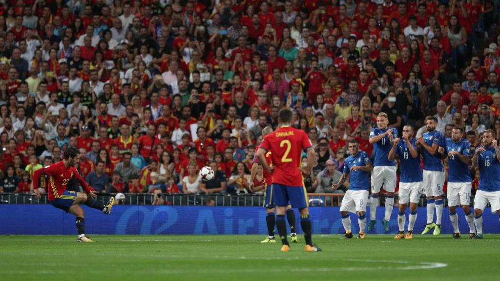 Isco lanza una falta en el Bernabéu.