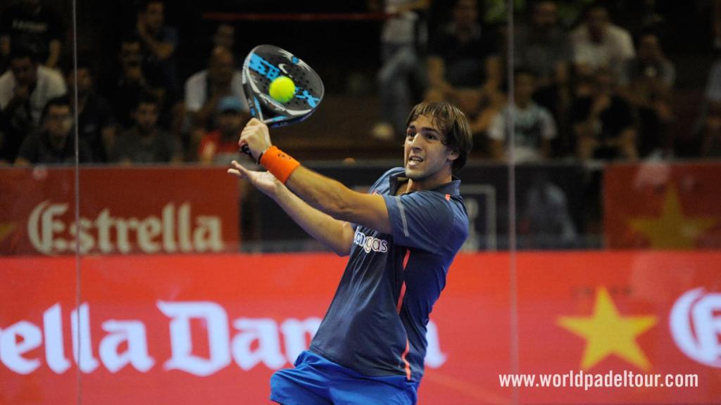 Lucho Capra golpea la pelota.