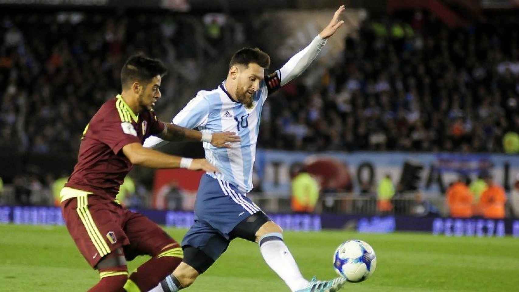 Messi disputa un balón frente a Venezuela. Foto Twitter (@Argentina)