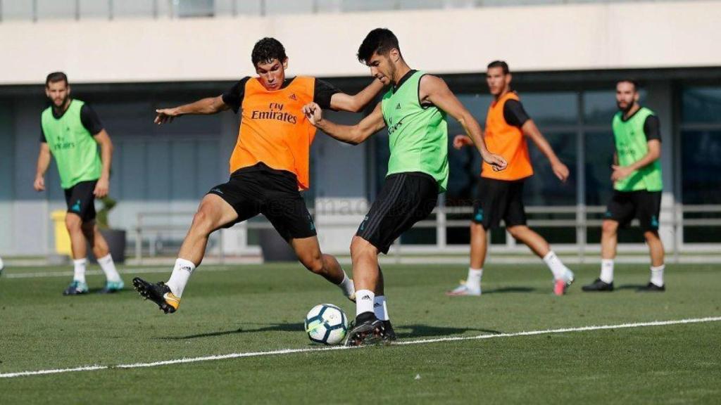 Asensio ante Vallejo en la sesión de entrenamiento