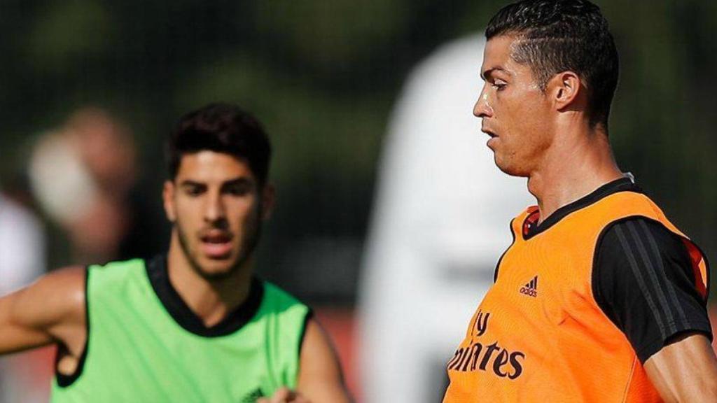 Marco Asensio lucha con Cristiano Ronaldo por la posesión del esférico