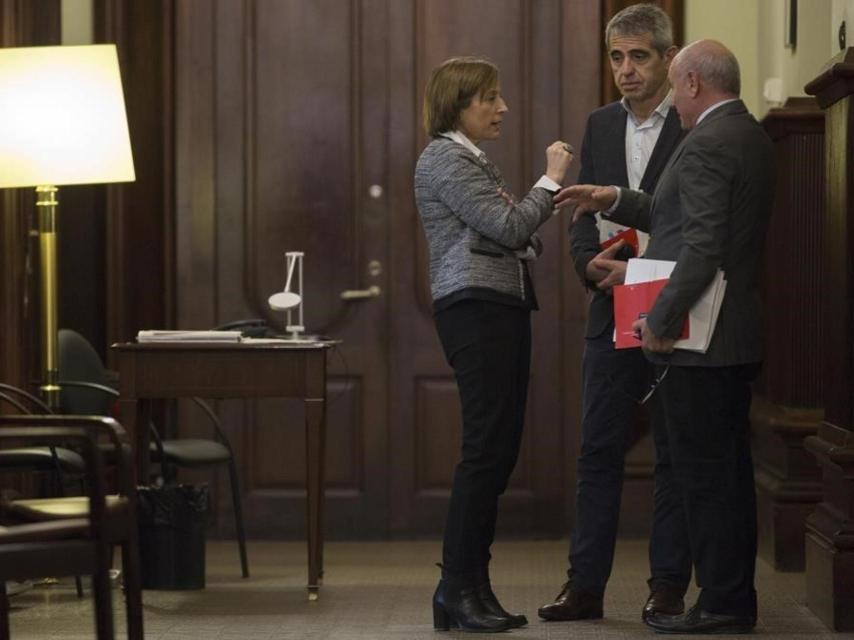 El secretario general del Parlament, Xavier Muro; el Letrado Mayor Antoni Bayona, y la presidenta de la Cámara, Carme Forcadell.