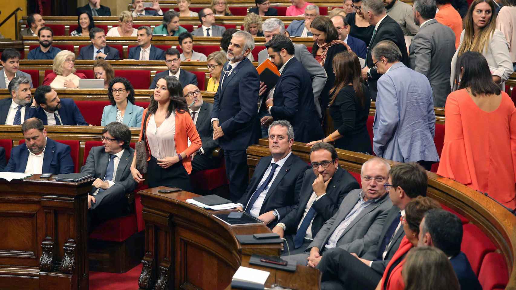 Inés Arrimadas, líder de la oposición, abandona junto a diputados de Cs, PP y PSC el pleno.