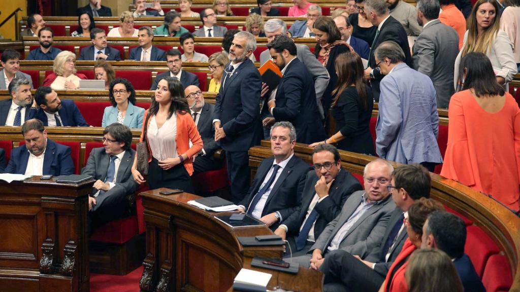 Inés Arrimadas, líder de la oposición, abandona junto a diputados de Cs, PP y PSC el pleno.