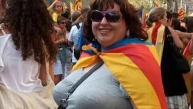 Rosa, en una manifestación independentista, con una estelada sobre los hombros.