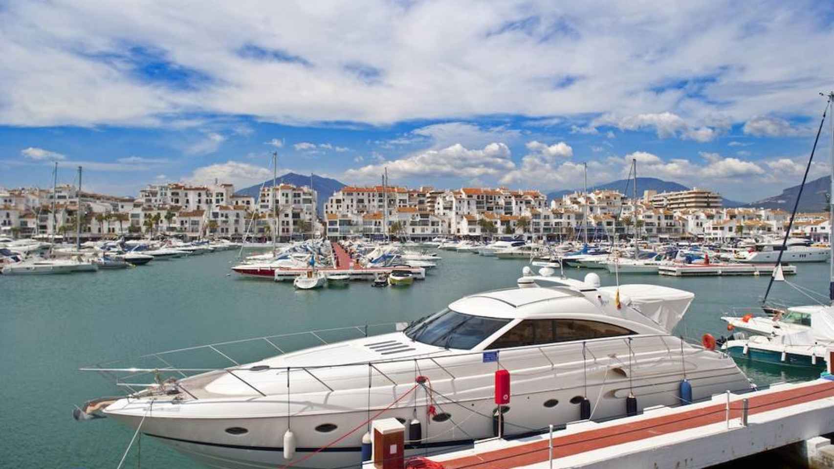 Vista general de Puerto Banus con sus yates de lujo amarrados en Marbella (Málaga).