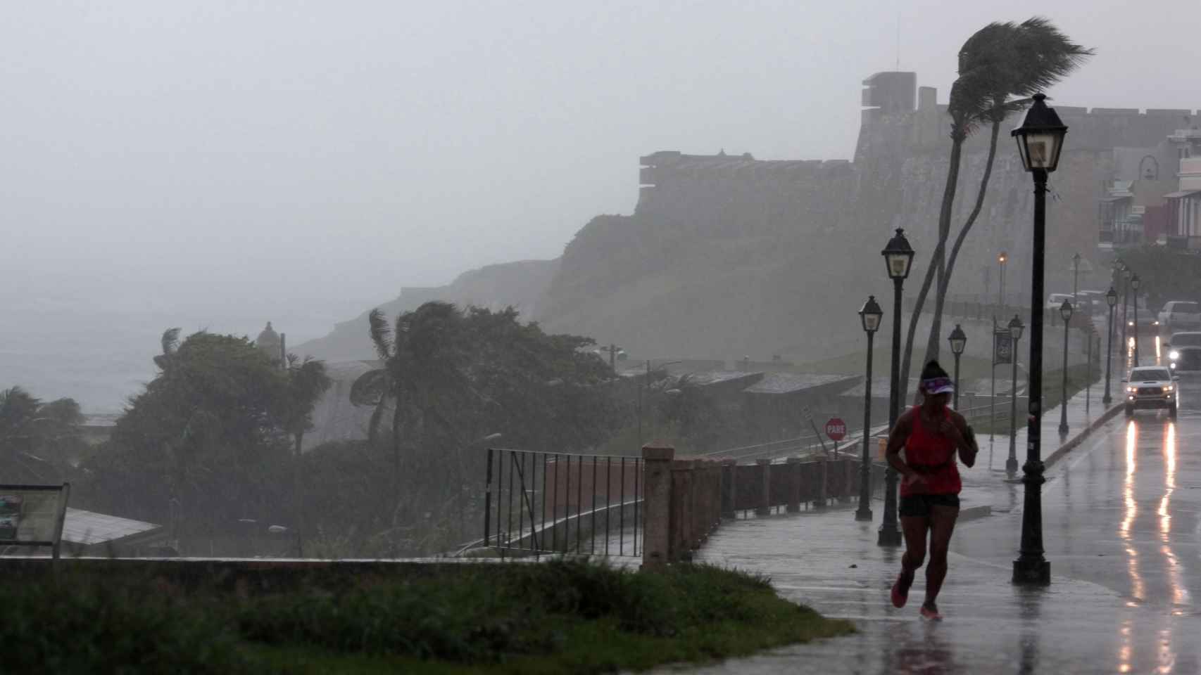 Intensas lluvias caen en Puerto Rico mientras se acerca el huracán Irma, de categoría 5, la máxima categoría.