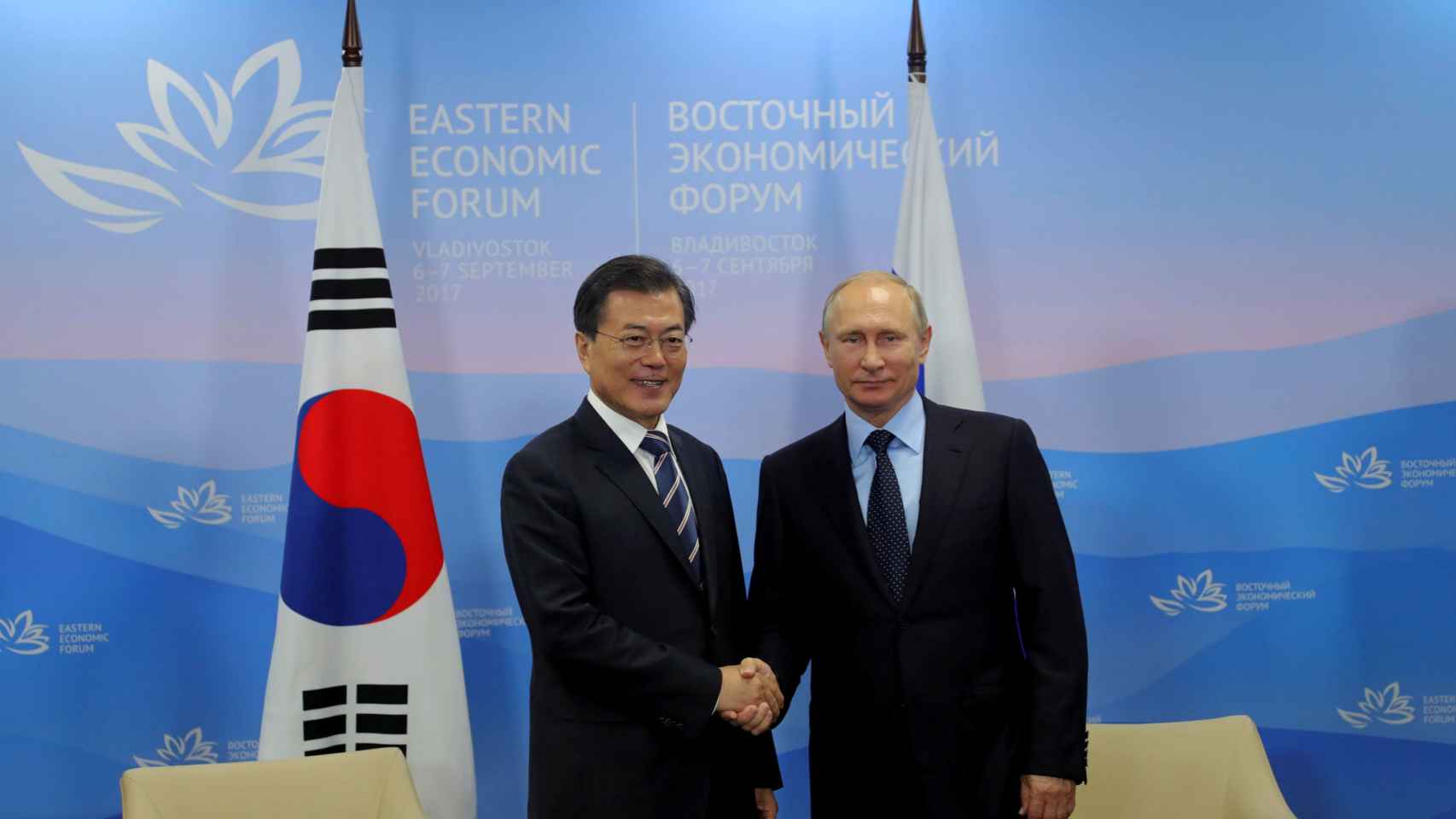 El presidente surcoreano Moon Jae-in da la mano Vladimir Putin.