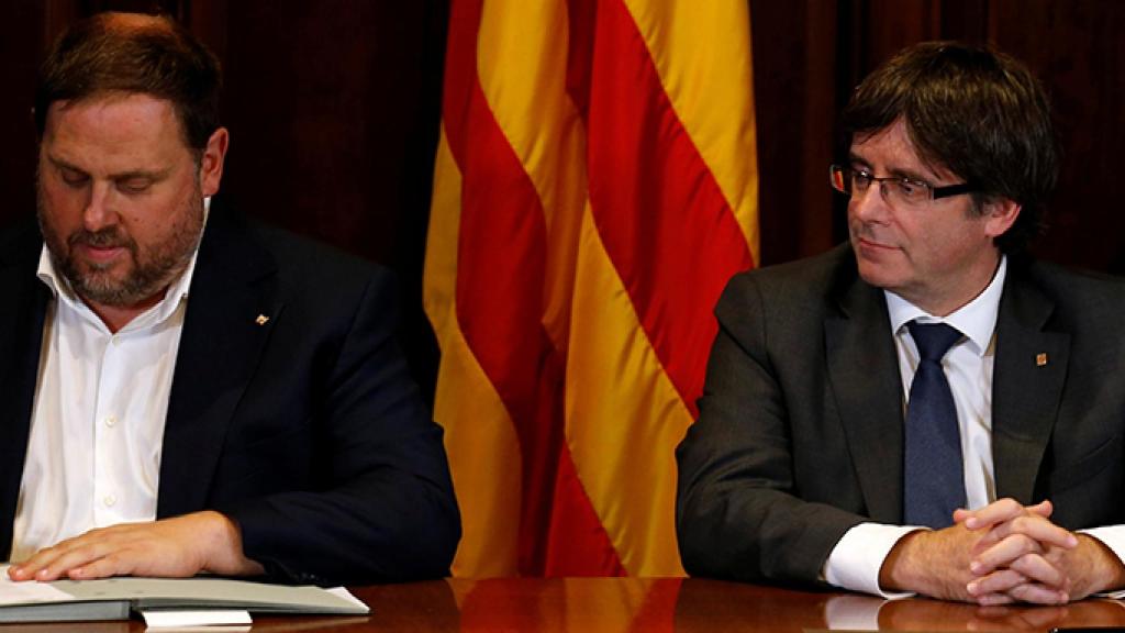 Puigdemont y Junqueras firman la convocatoria del referéndum.