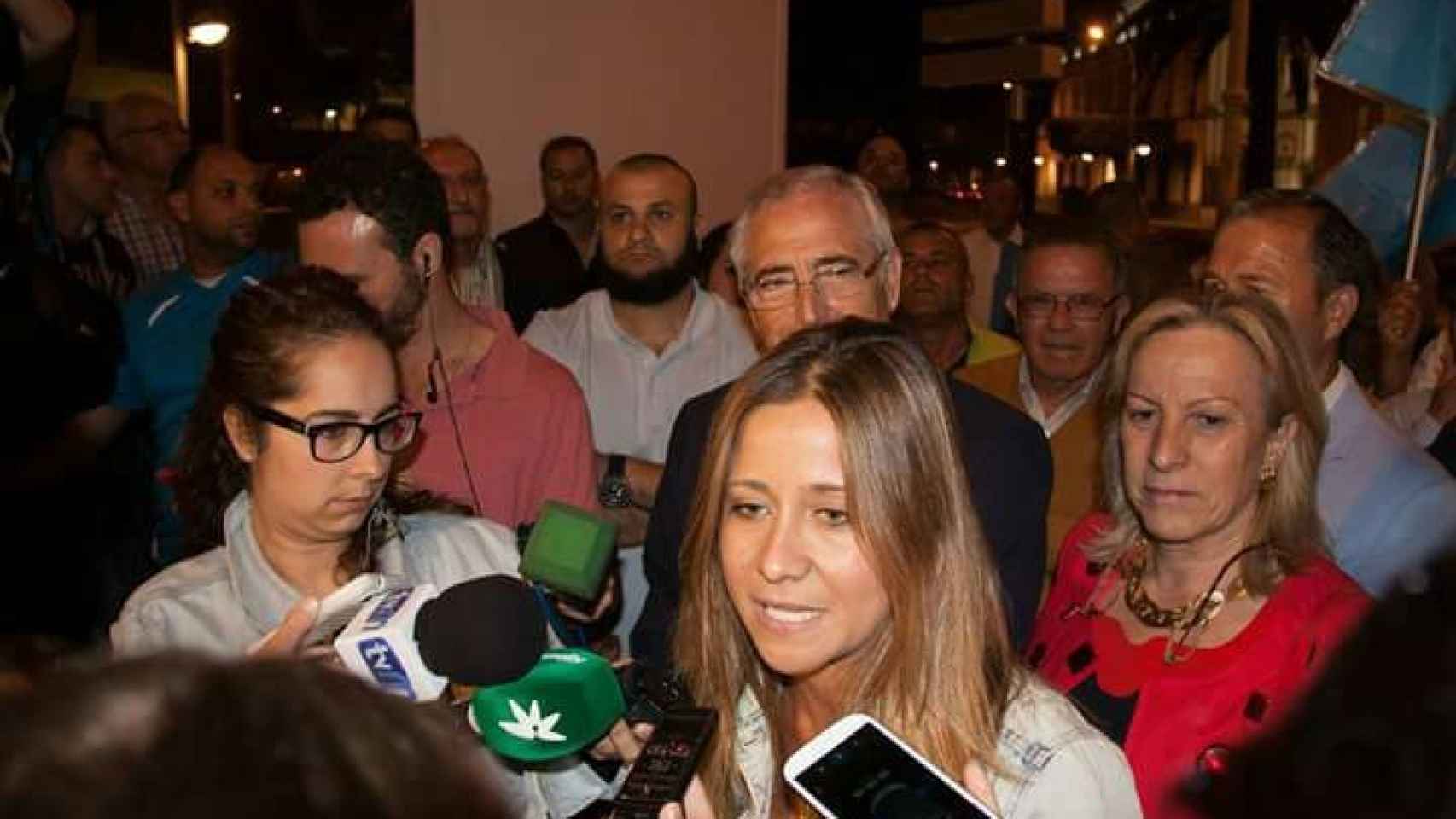 Hafid, en segundo plano, en una rueda de prensa del PP de Melilla. Delante de el, Imbroda, presidente de la Ciudad Autónoma y la senadora popular Sofía Acedo.