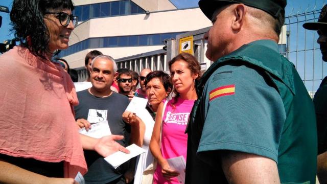 Miembros de la CUP reparten papeletas  electorales a la Guardia Civil en una imprenta de Tarragona.