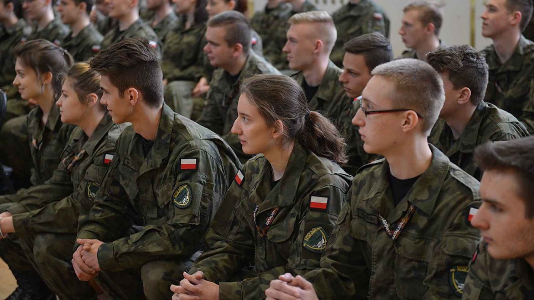 Estudiantes polacos recibiendo entrenamiento paramilitar.