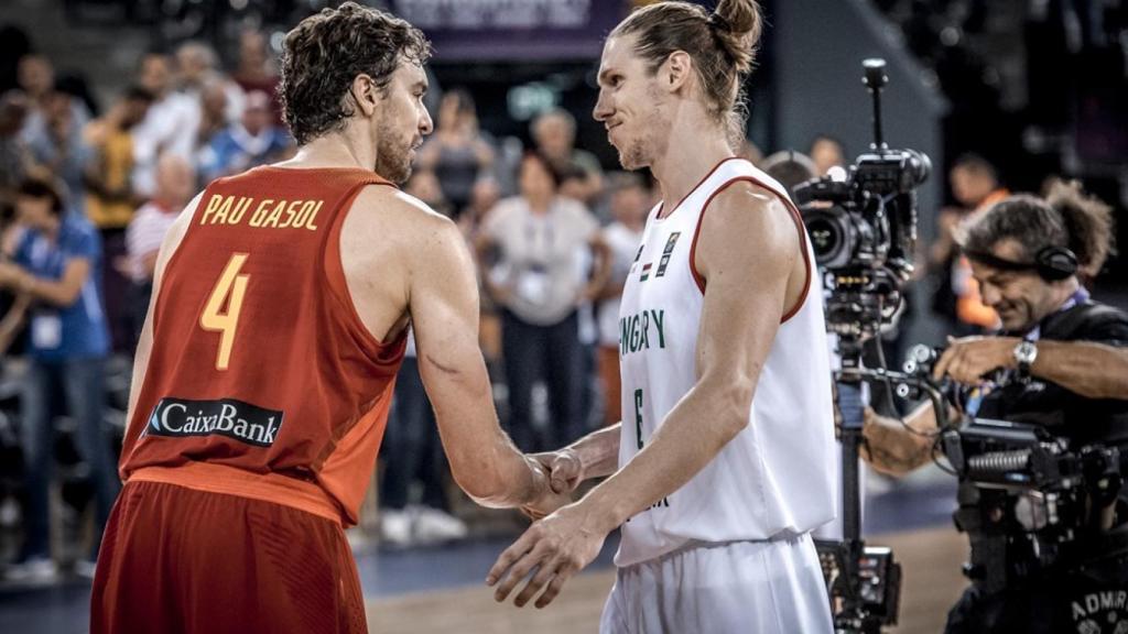 Gasol felicitado por Keller.