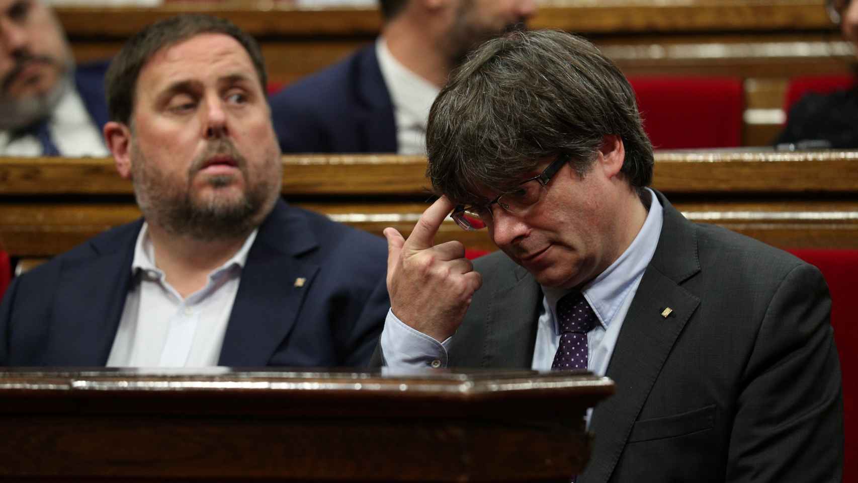 Puigdemont y Junqueras, durante la sesión de este jueves en el Parlament.