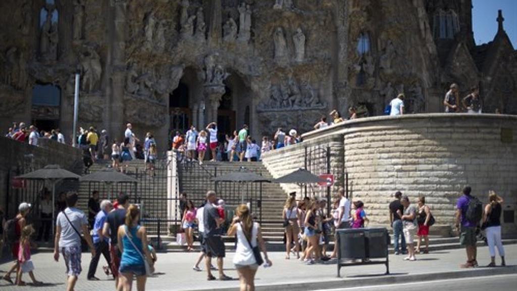 Turistas caminan por la Sagrada Familia en Barcelona.