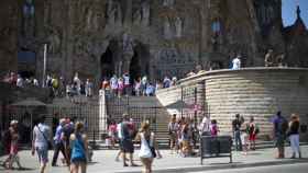 Turistas caminan por la Sagrada Familia.