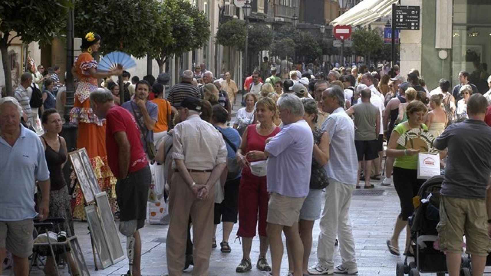 Turistas pasean por Mallorca.