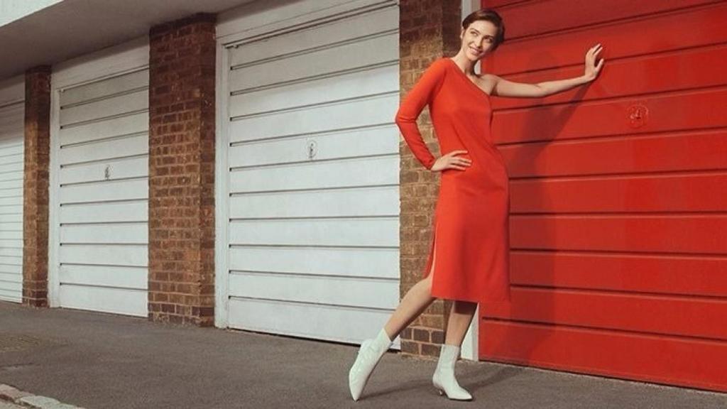 Vestido off-shoulder en rojo de la nueva colección de Find. | Foto: Amazon.