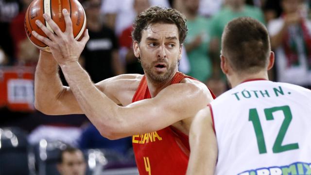 Pau Gasol con el balón ante Hungría.