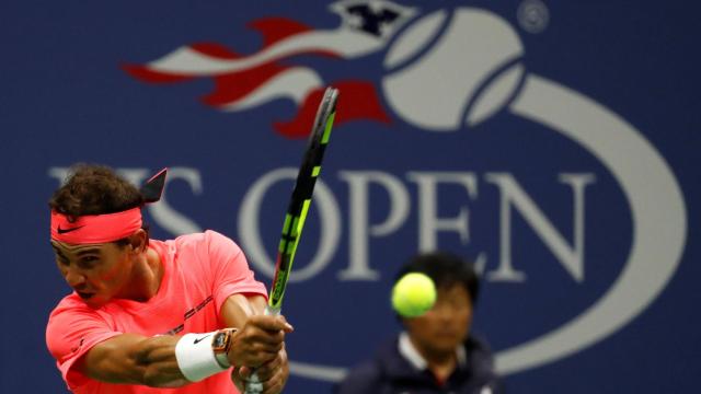 Nadal, golpeando un revés ante Rublev.