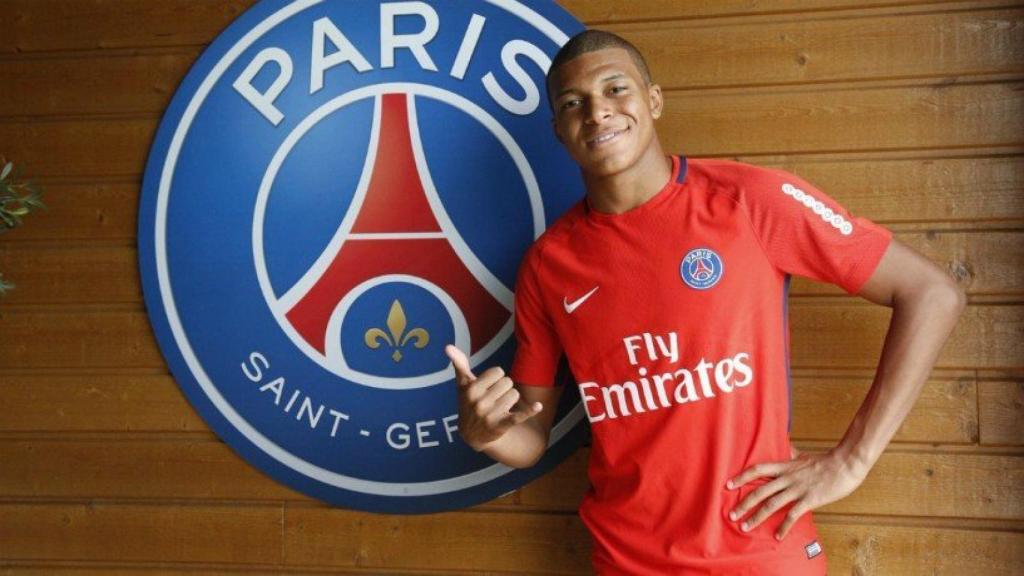 Mbappé posa con el escudo del PSG. Foto Twitter (@KMbappe)