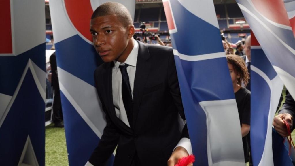 Mbappé durante su presentación con el PSG. Foto: Twitter (@psg_inside).