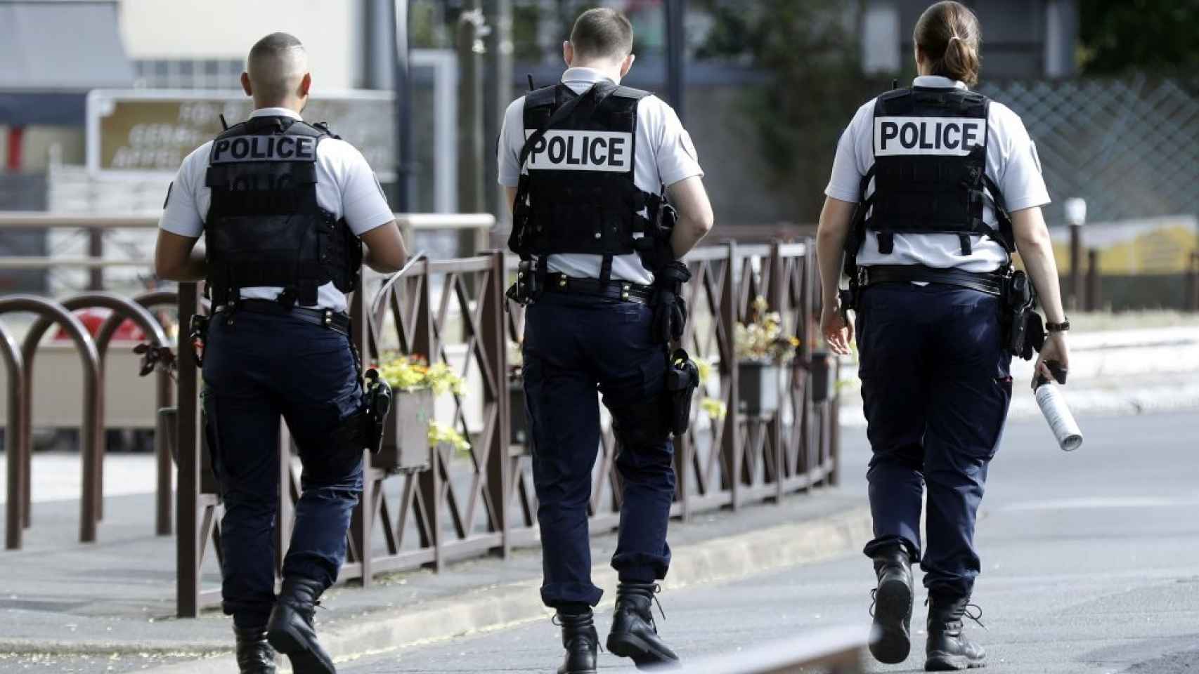 Varios policías aseguran el perímetro durante una operación antiterrorista en Villejuif, en París
